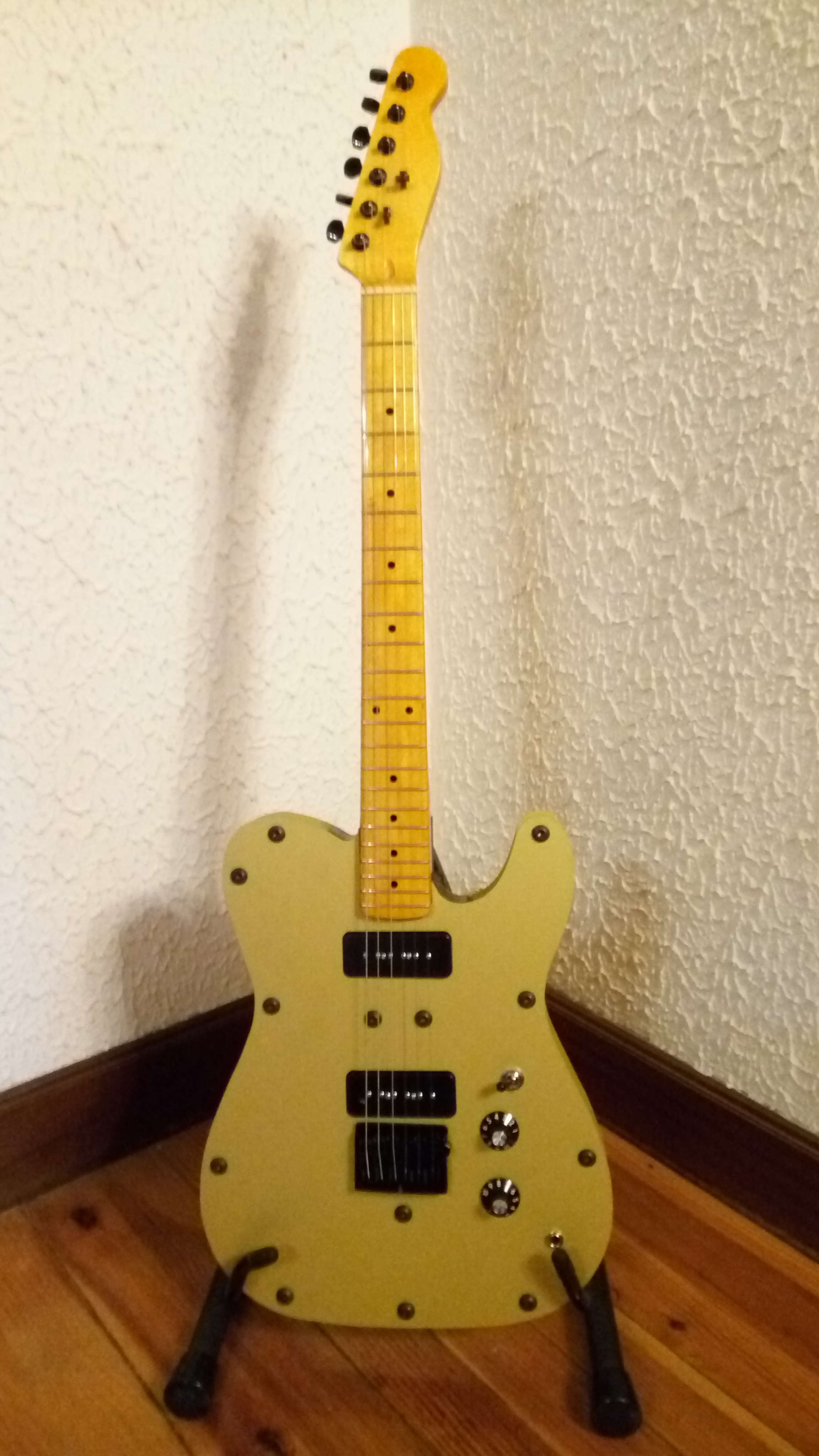 Guitarra anodizada