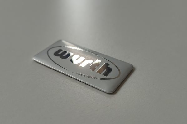 Logos y emblemas de aluminio anodizado