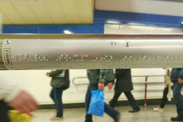 Braille en el proyecto de accesibilidad del Metro de Madrid