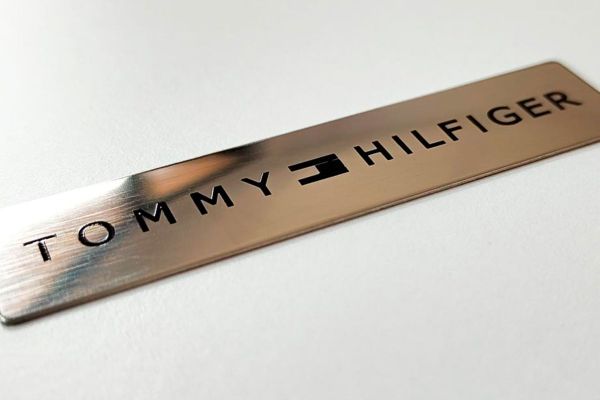 Emblemas en aluminio anodizado para muebles